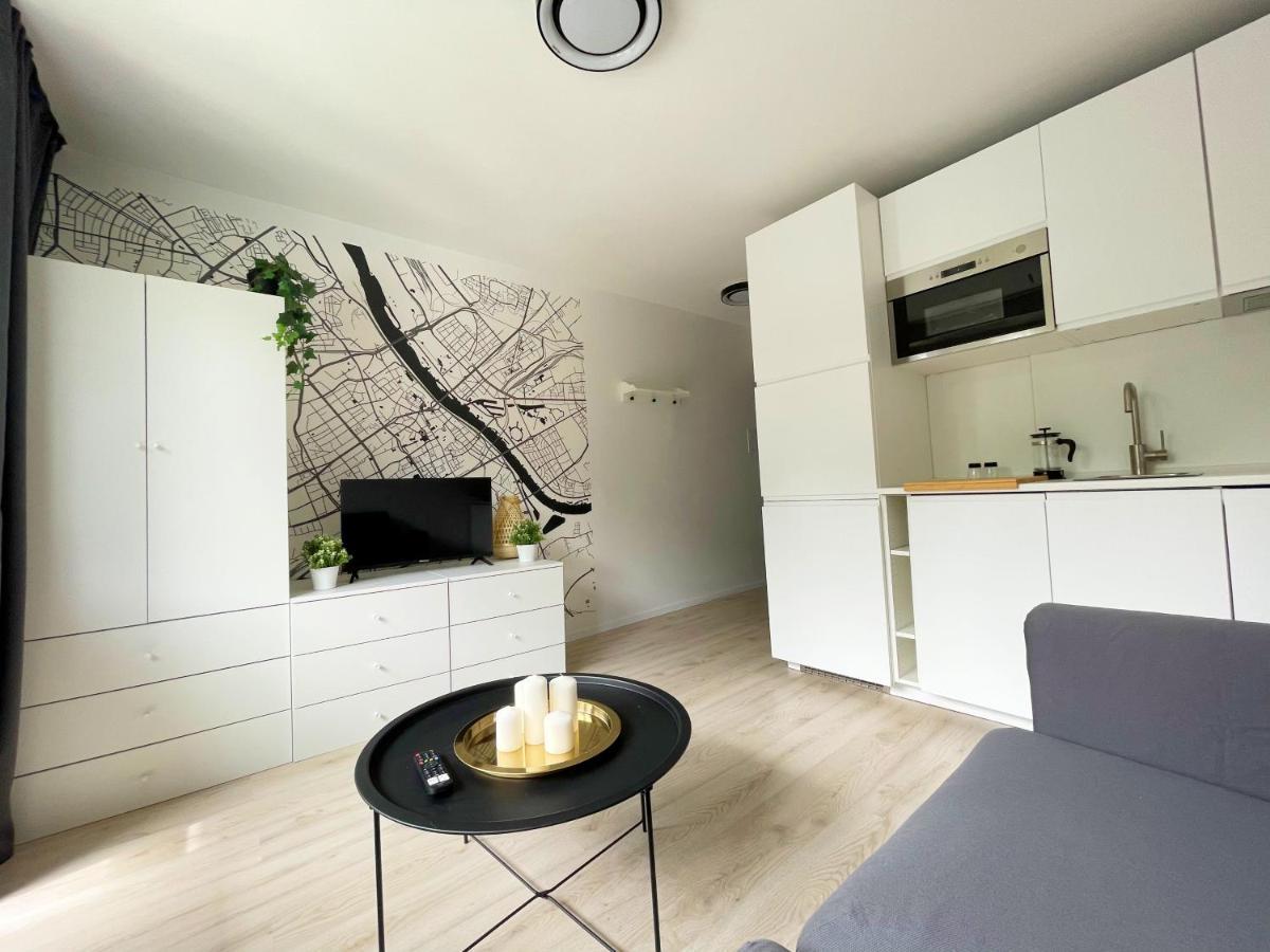 Butas Batorego 18: White Oasis Near Metro And National Park Warsaw