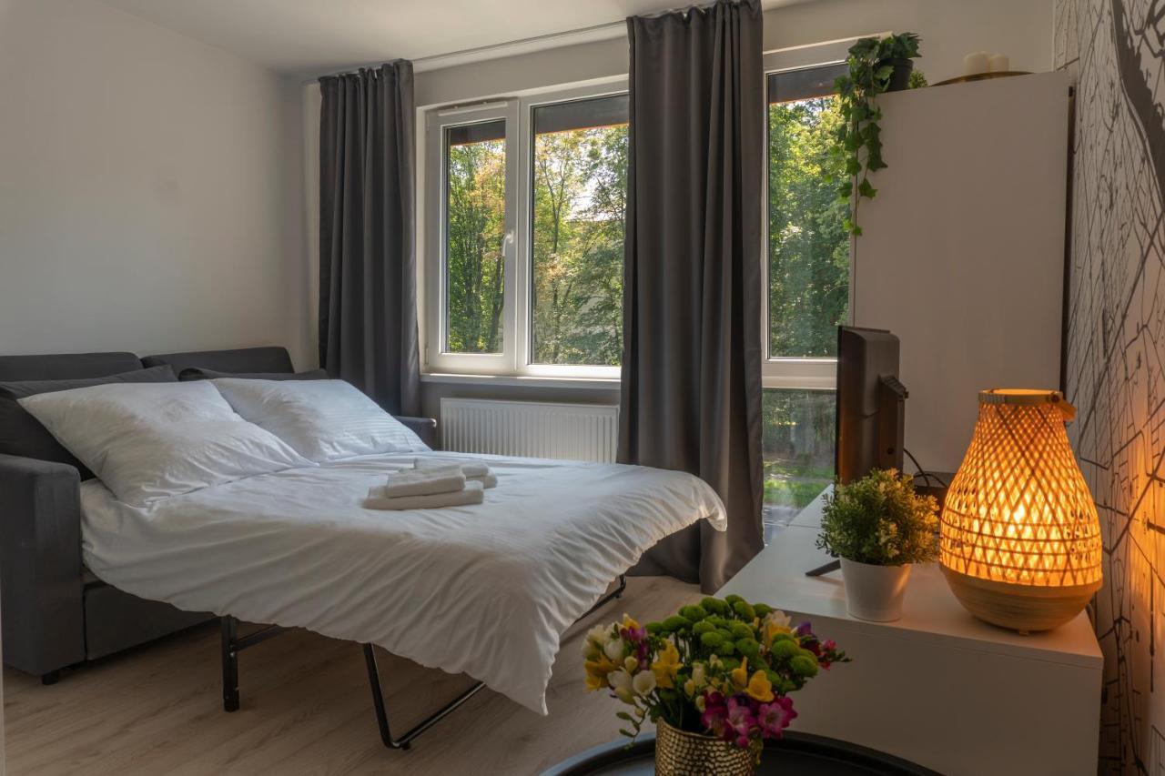 Butas Batorego 18: White Oasis Near Metro And National Park Warsaw